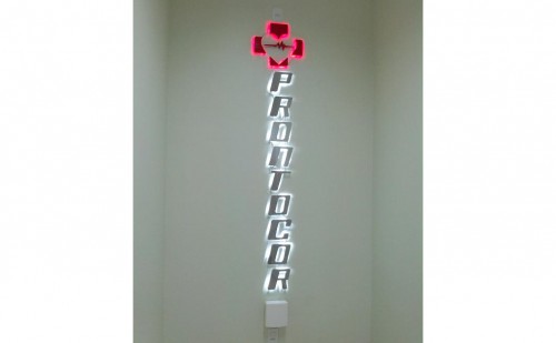 Letra caixa em aço inox e iluminação backlight com módulos de led de alta durabilidade aplicada em parede